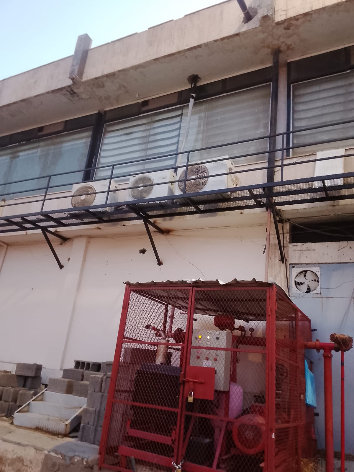 اكتمال أعمال تركيب صف وحدات تكييف سبليت على ممشى خارجي بالطائف